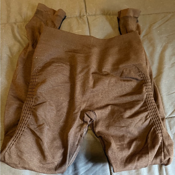 Amplify Contour Legging - Cashmere LIKE NEW - Picture 4 of 4